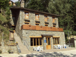 Отель Hostal Les Roquetes  Керальбс